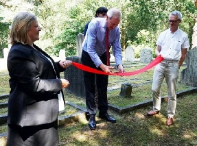 Unveiling the blue plaque at the entrance to the Muslim Cemetery at Brookwood
