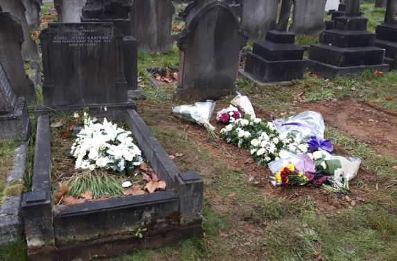 Eidth Thompson at rest with her parents in the City of London Cemetery