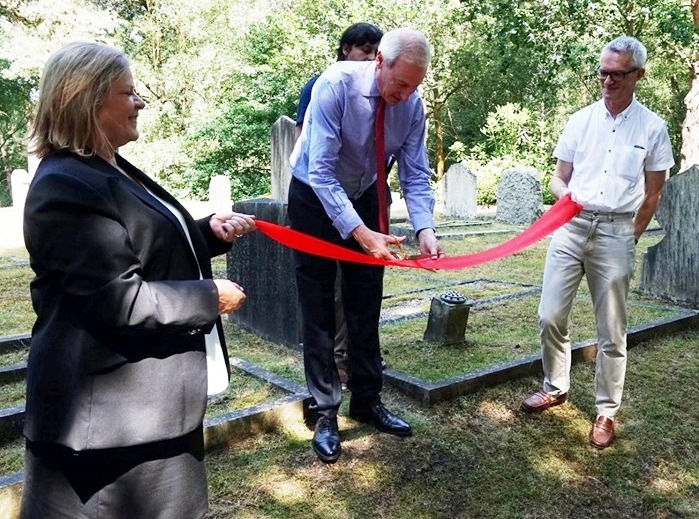 Unveiling the blue plaque at the entrance to the Muslim Cemetery at Brookwood